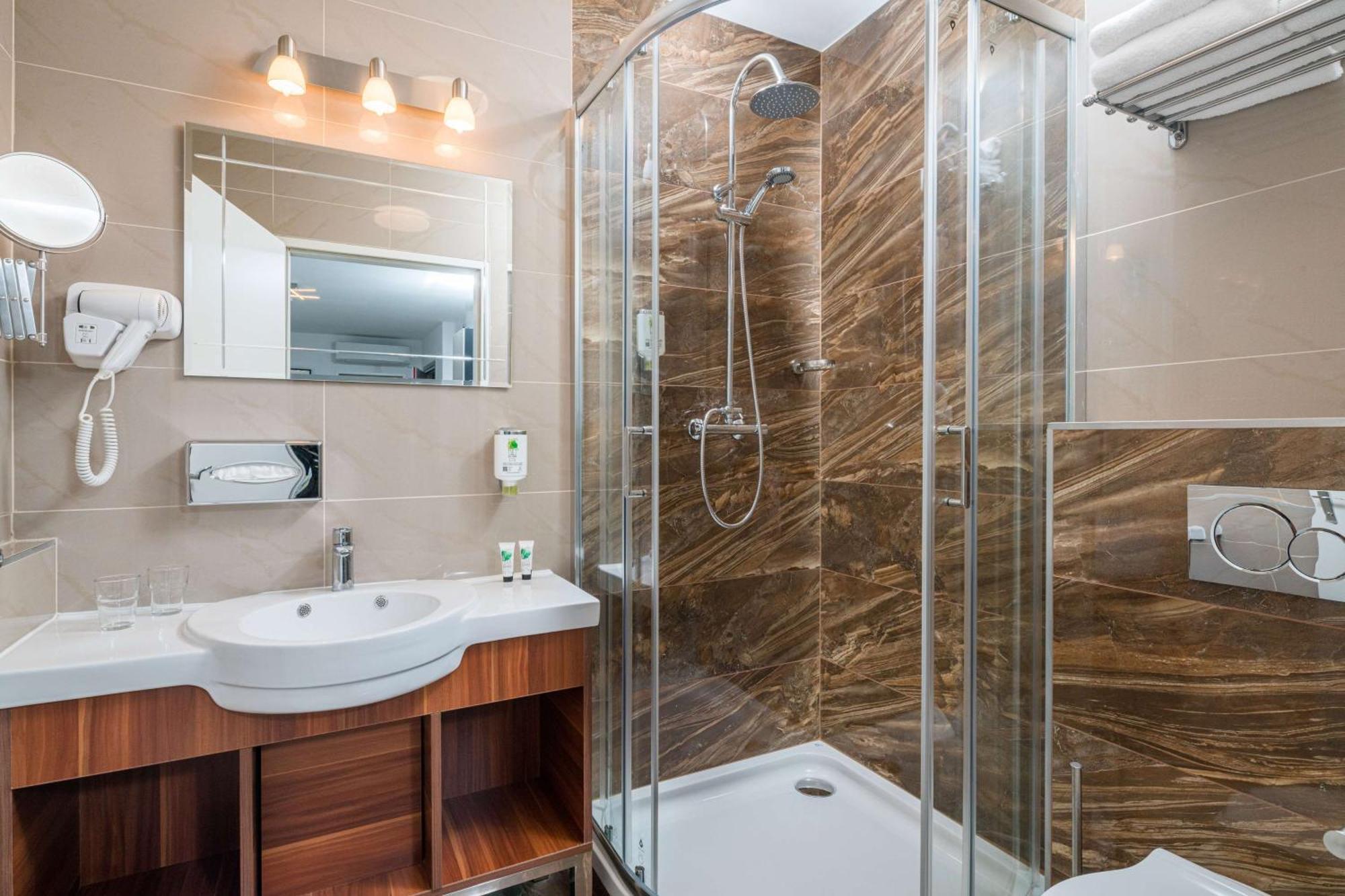 Best Western Plus Celebrity Suites Vienna Exterior photo